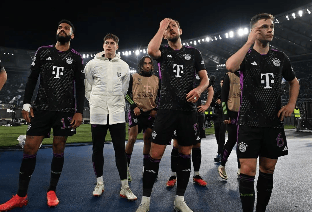 LCK美女主持咸艺珍晒T1粉丝见面会返图：黑丝配格裙~